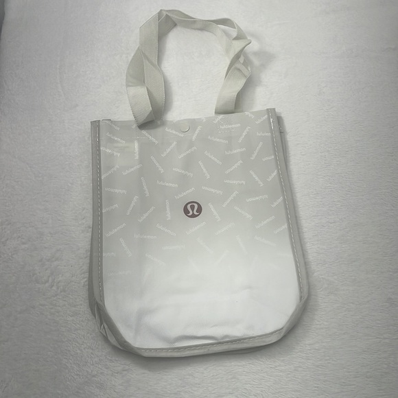 FREE GIFT W/Purchase🎁 NEW Lululemon Silver Write Out Logo Reusable Shopping Bag - Picture 1 of 3